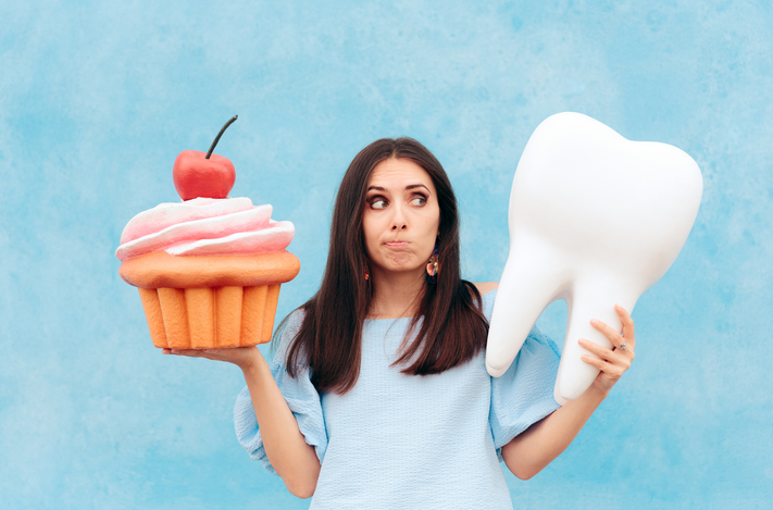 Como o consumo de açúcar afeta a saúde bucal ao longo do tempo?