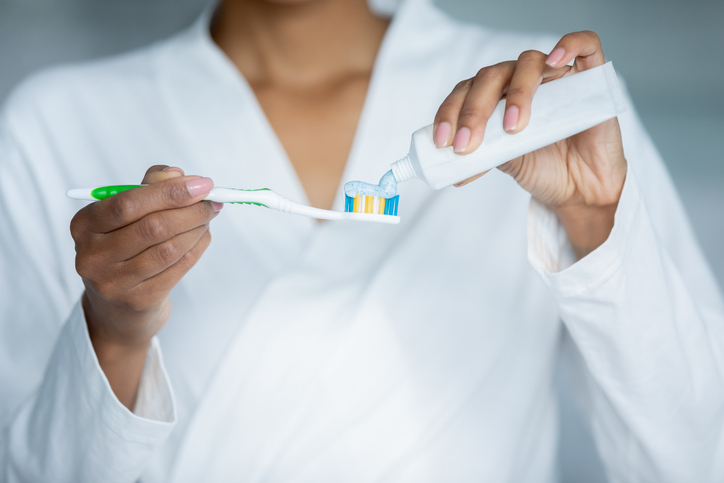 Como escolher a escova e o creme dental ideal?