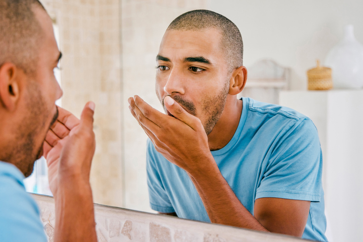 Como evitar o mau hálito com acompanhamento odontológico?